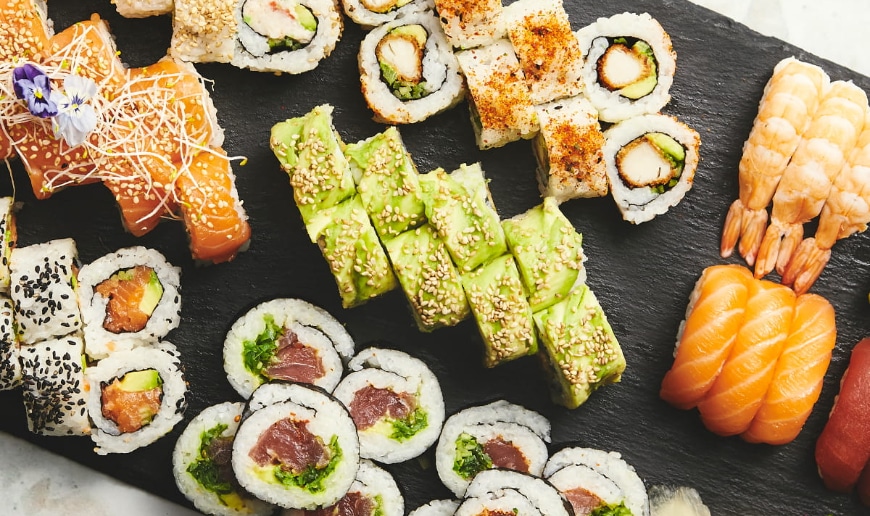 Skifferplade med forskelligt anrettet sushi